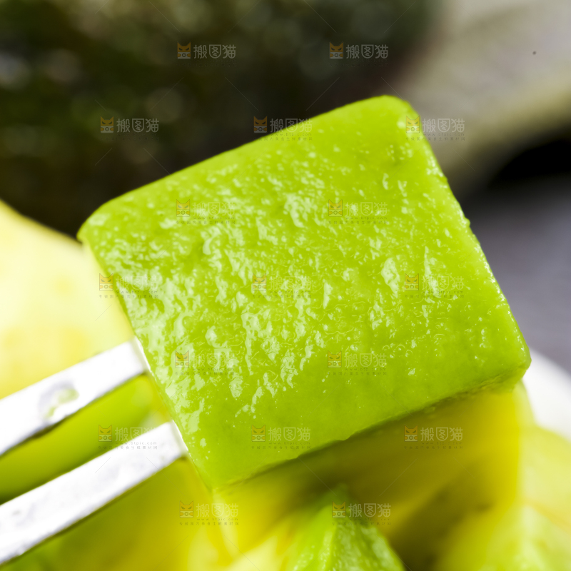 叉子叉着牛油果果肉