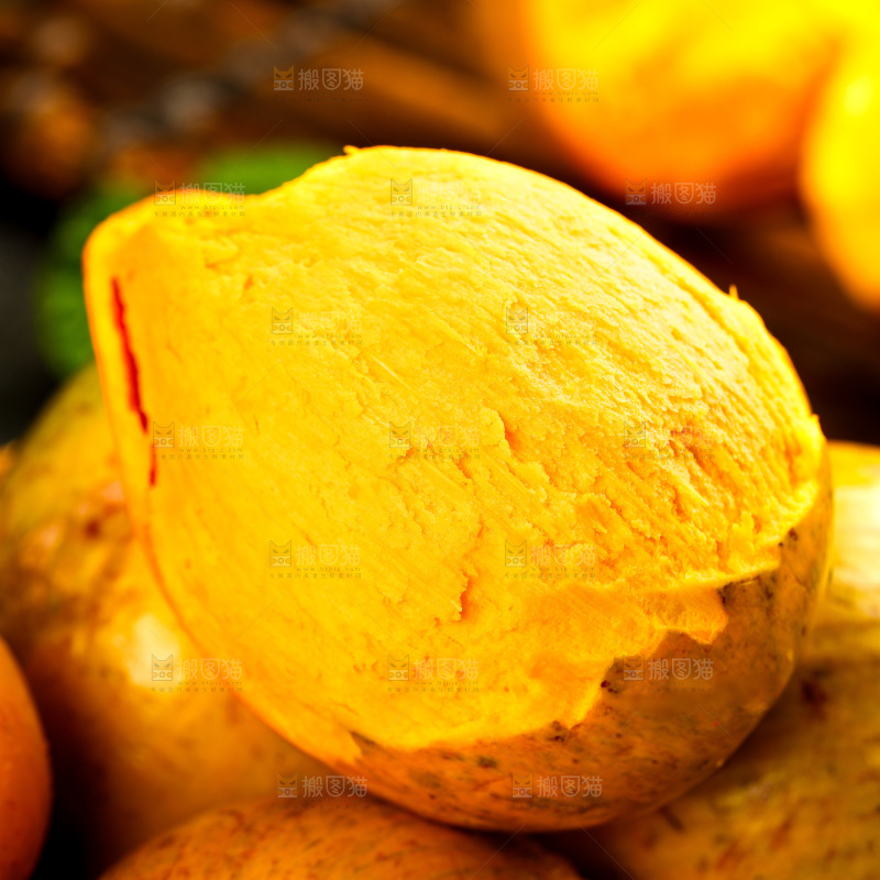 一盘海南蛋黄果放在深底上