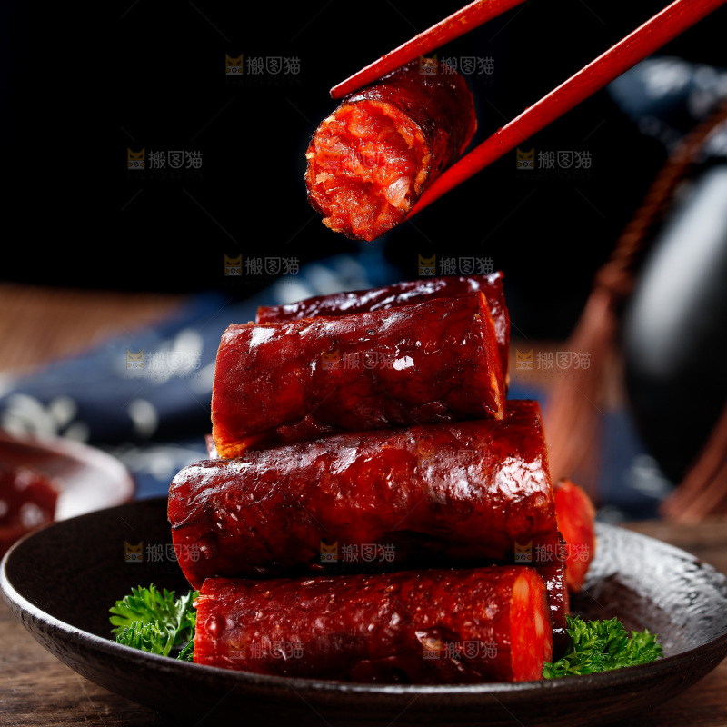 盘子里装着烟熏腊肠