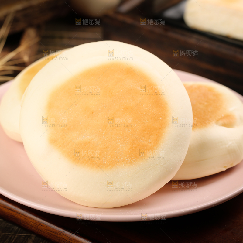 盘子里装着奶香饼