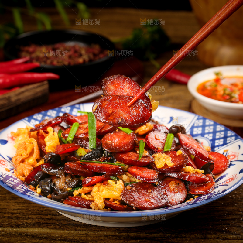 盘子里装着炒熏腊肠