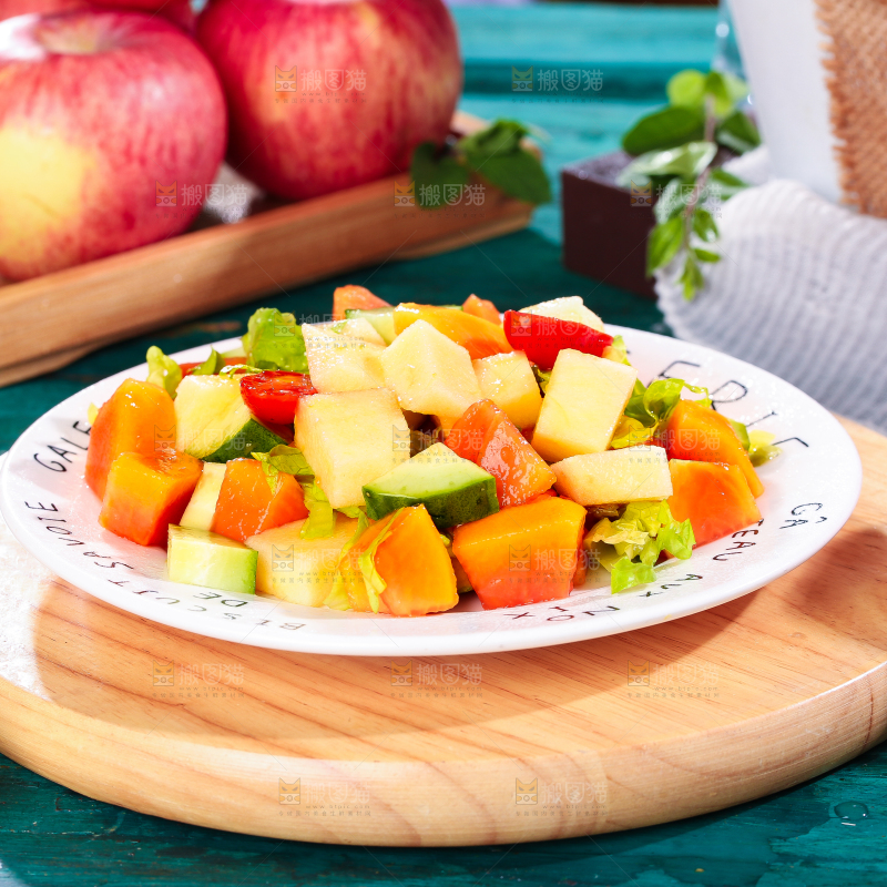 盘子里装着水果沙拉