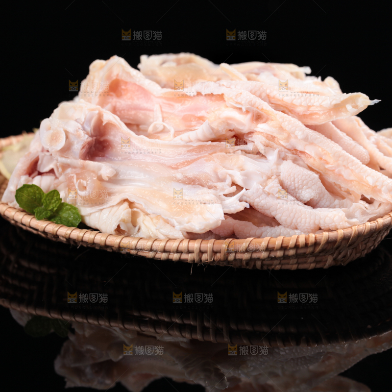 盘子里装着去骨鸡爪