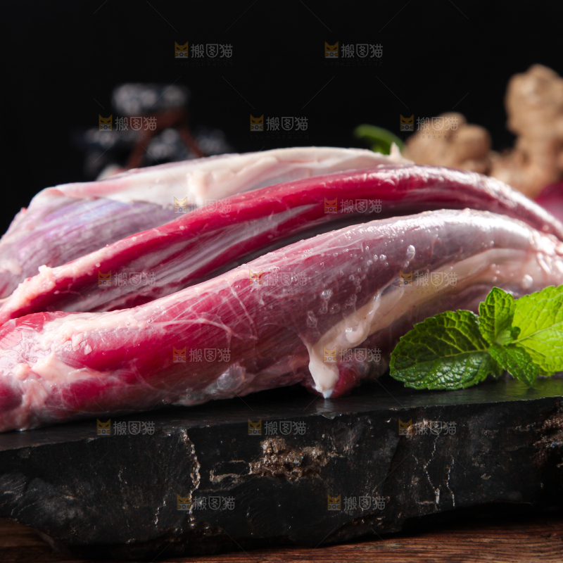 黑石板上的草原散养牛腿肉