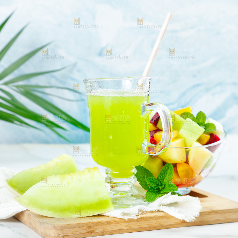 浅底上放着一杯玉菇甜瓜果汁