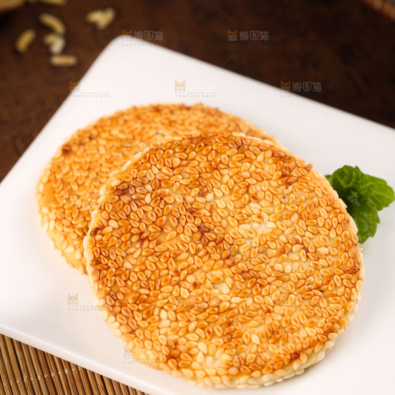 白石板上的芝麻馅饼