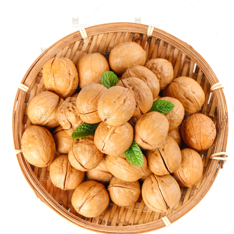 白底上放着一筐烤核桃