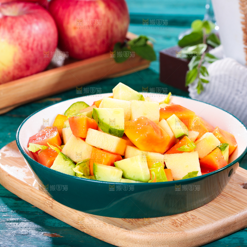 盘子里装着水果沙拉