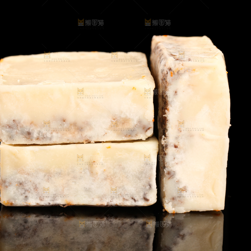 黑底上的清汤火锅料