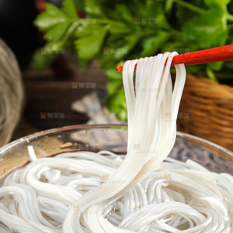 筷子夹着红薯粉