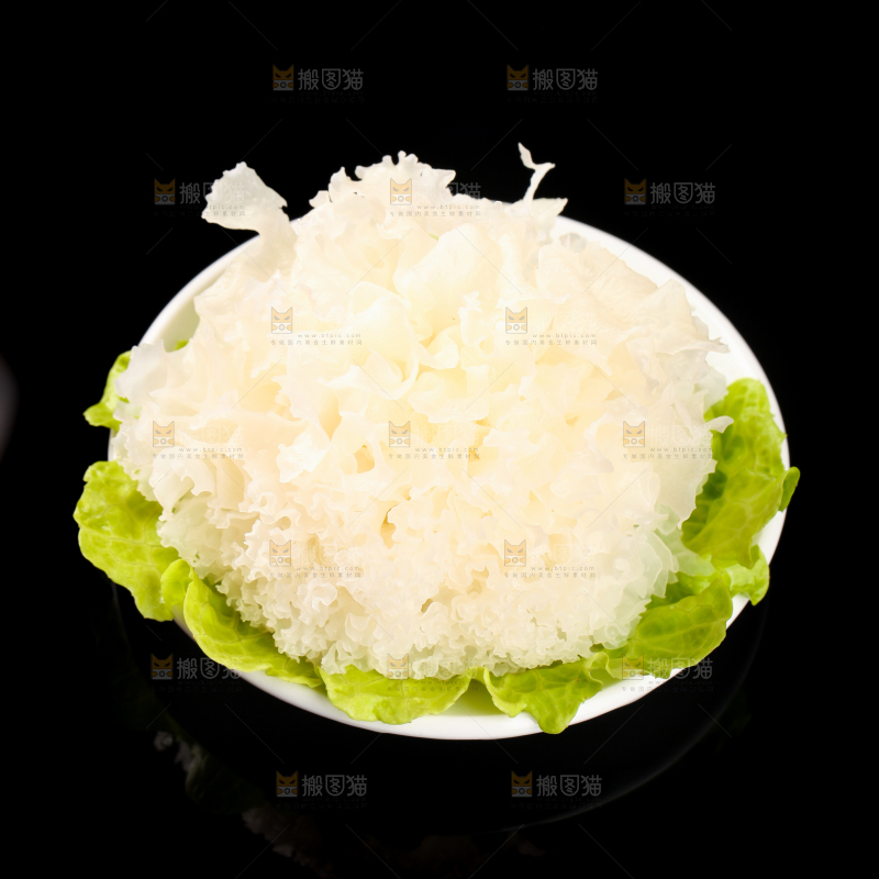 黑底上放着一糯银耳