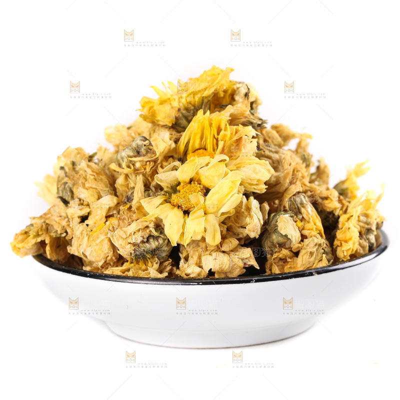 一筐大黄菊放在白底上