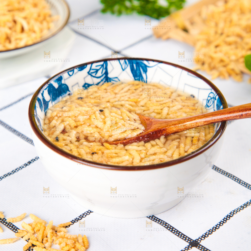碗里泡着炒米