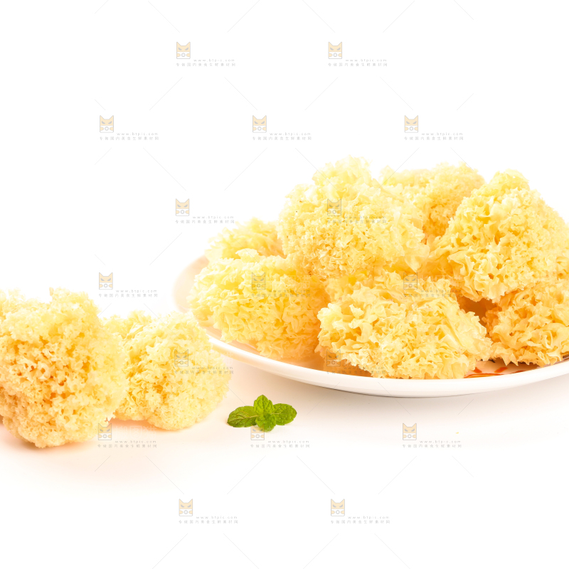 一盘雪耳放在白底上