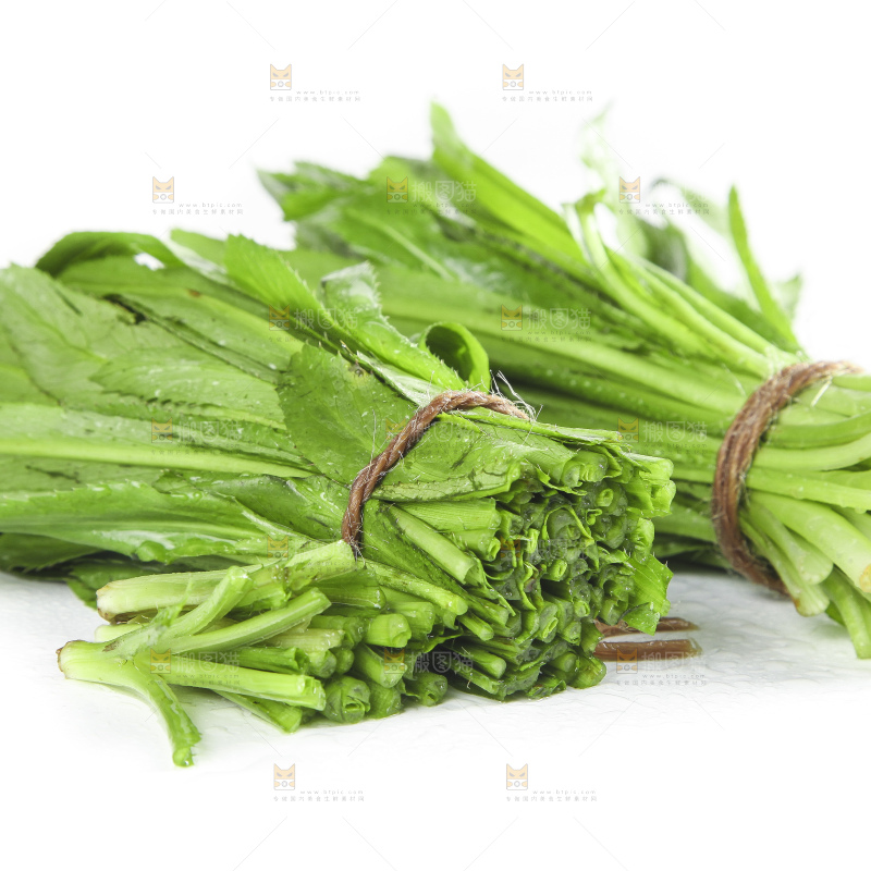 切开的刺香菜放在白底上