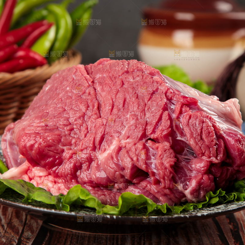 盘子里装着牛腿肉