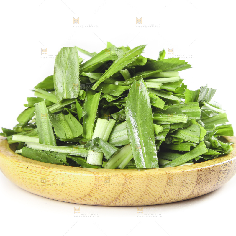 一盘切开的刺香菜放在白底上