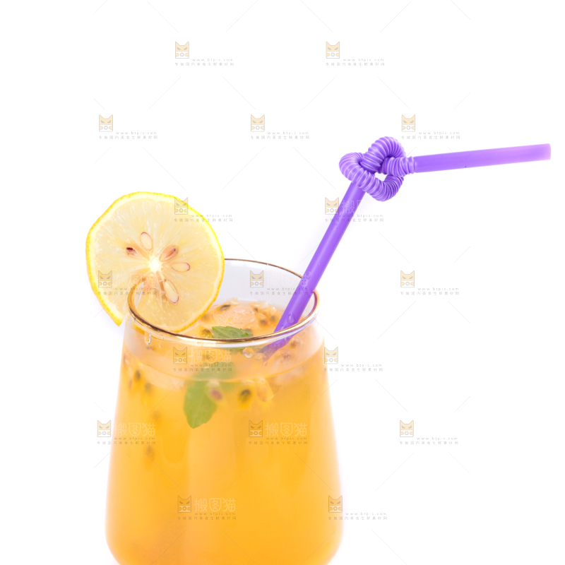 杯子里装着百香果汁