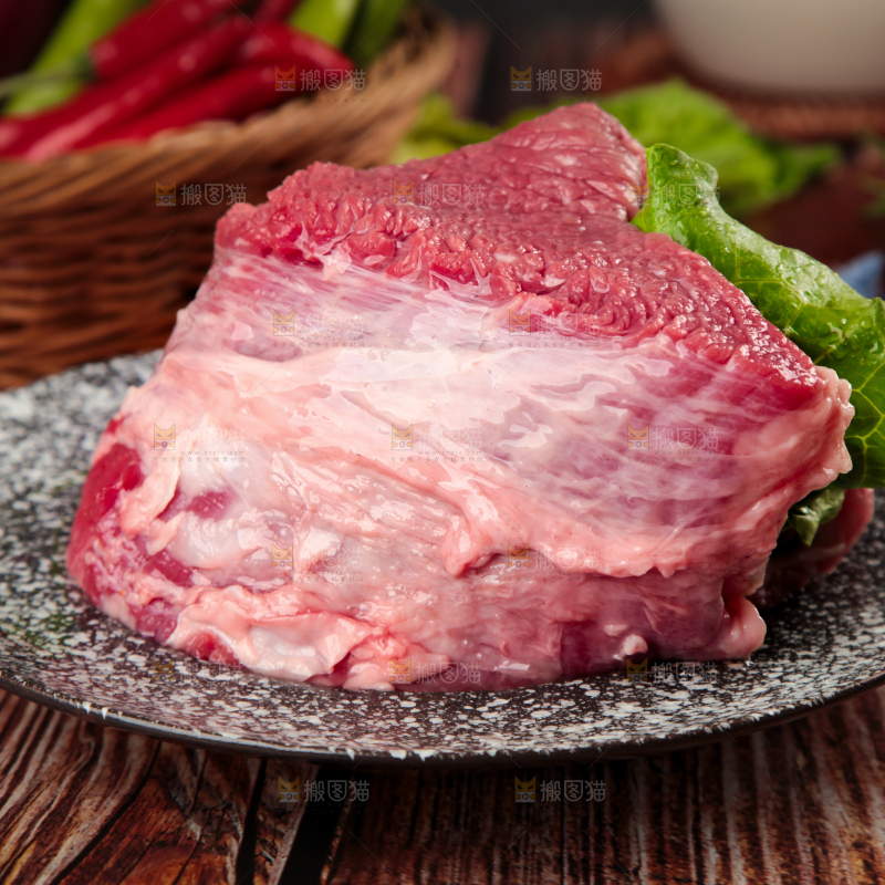 盘子里装着牛腿肉