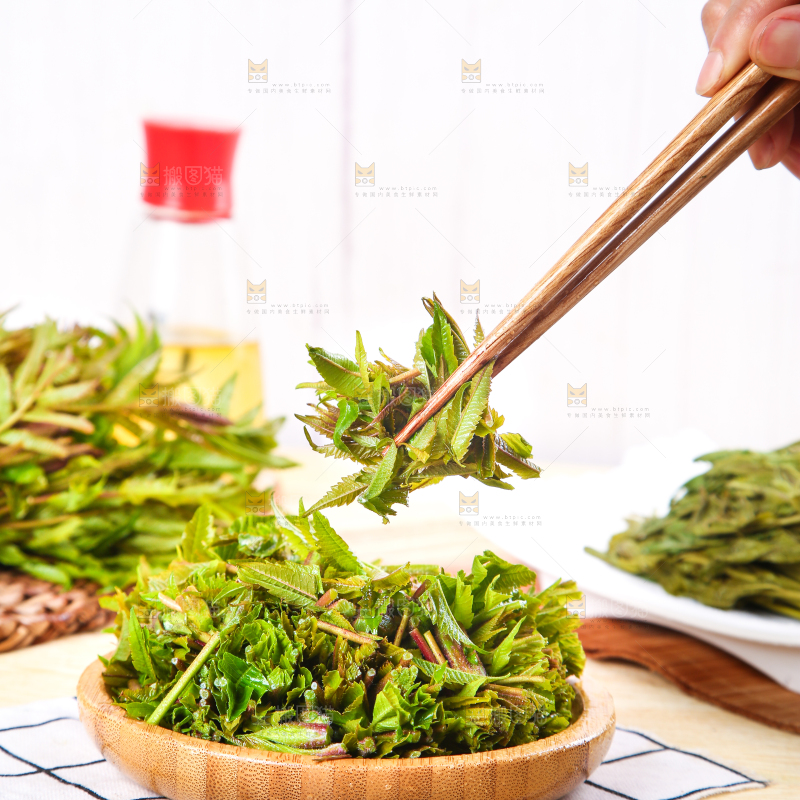 筷子夹着香椿芽
