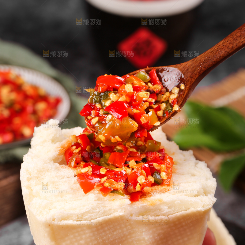 馒头上的剁辣椒