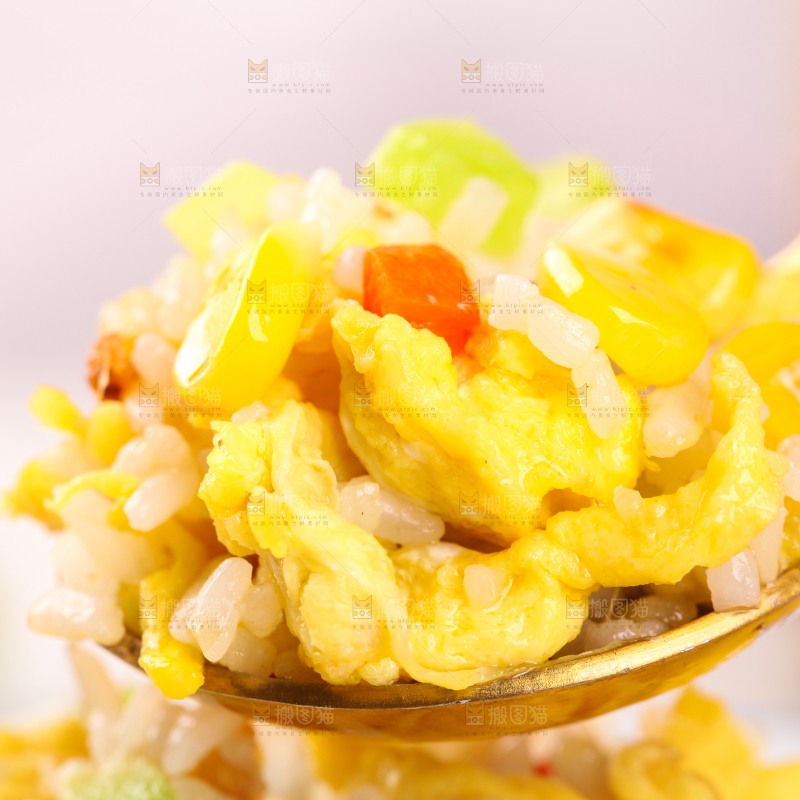 盘子里的玉米鸡蛋饭