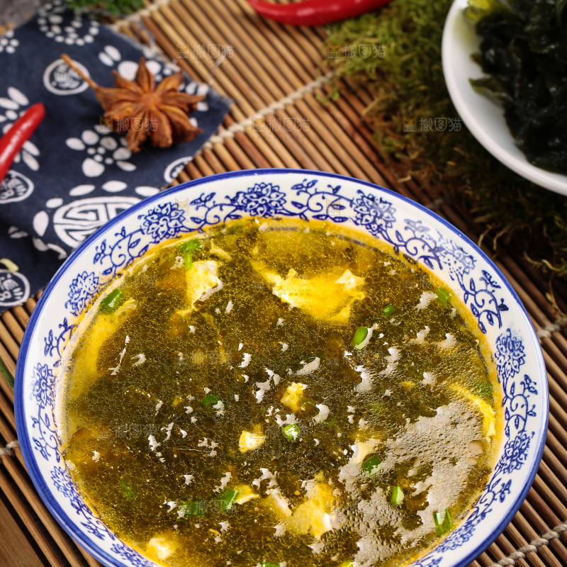 碗里装着地皮菜鸡蛋汤
