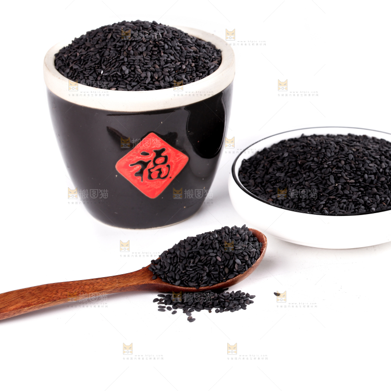 白底上放着东北新鲜黑芝麻