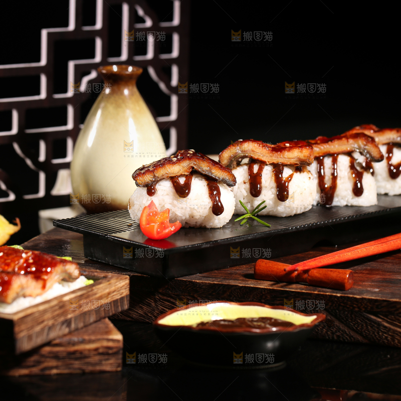 盘子里装着鳗鱼饭