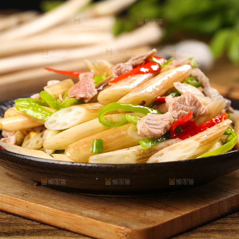 盘子里装着藕带炒肉