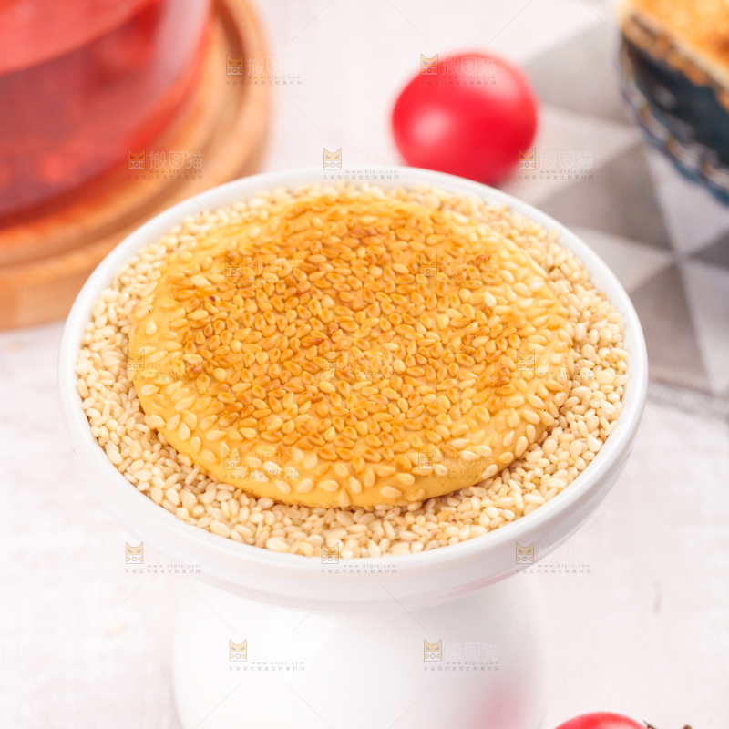 盘子里装着芝麻饼