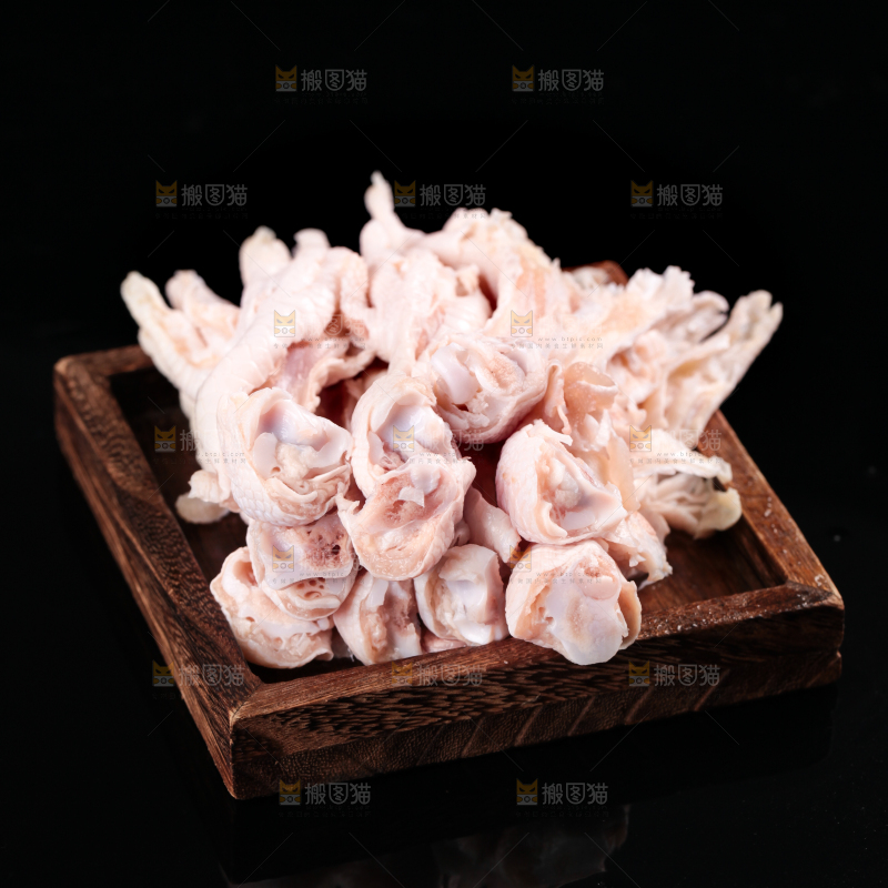 黑底上的无骨鸡脚