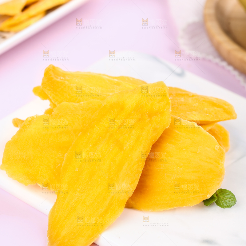 石板上的芒果干切片