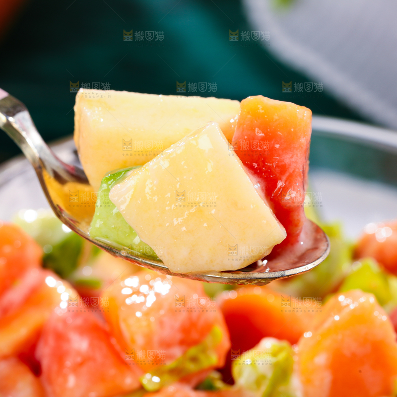 盘子里装着水果沙拉