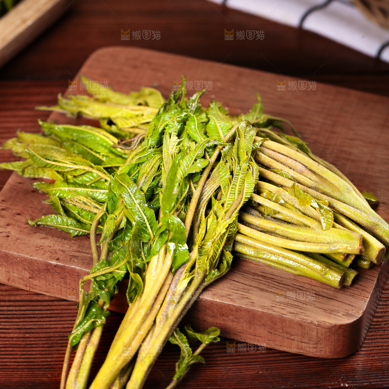 木底上的香椿芽