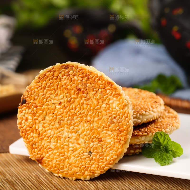 白石板上的芝麻馅饼