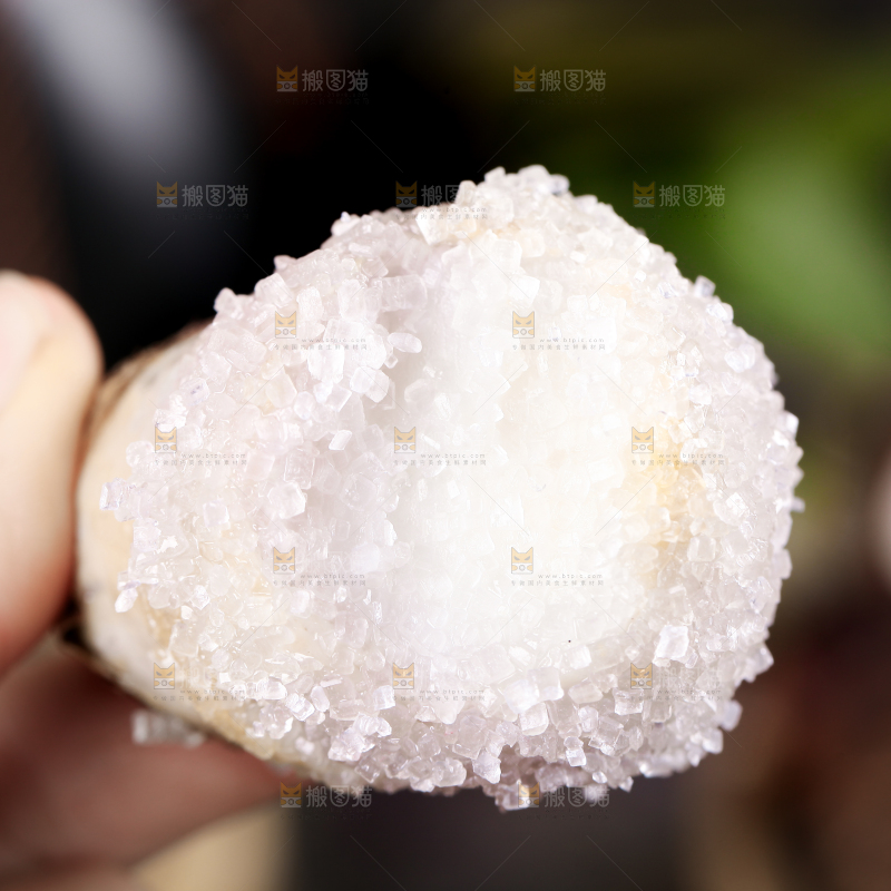 手里拿着新鲜小芋头