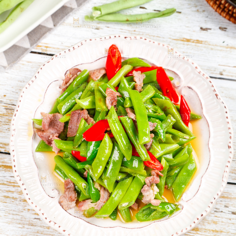 盘子里装着四季豆炒辣椒