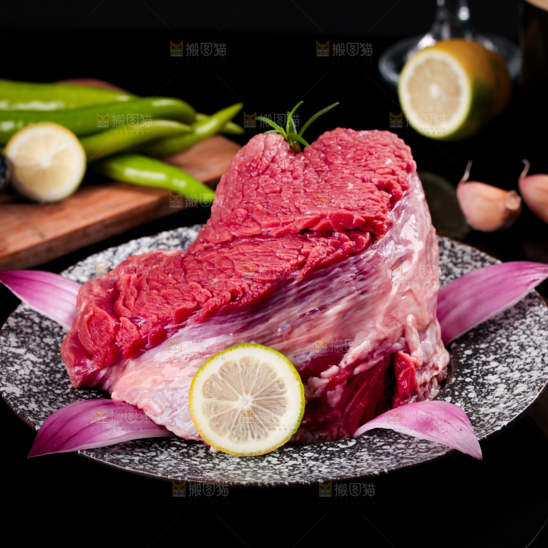 盘子里装着牛腿肉