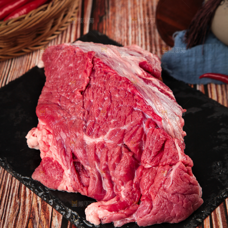 黑石板上的草原散养牛腿肉
