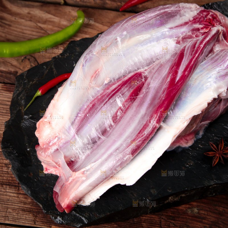 黑石板上的草原散养牛腿肉