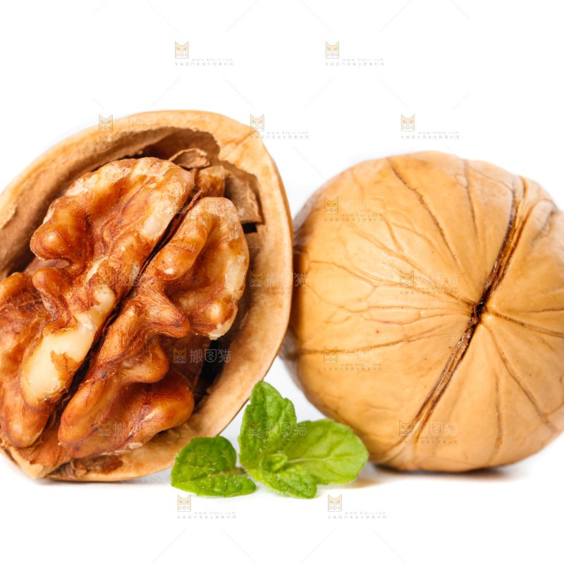 剥皮的碳烤核桃放在白底上