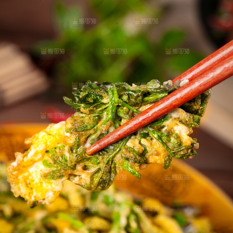 筷子夹着花椒芽炒鸡蛋