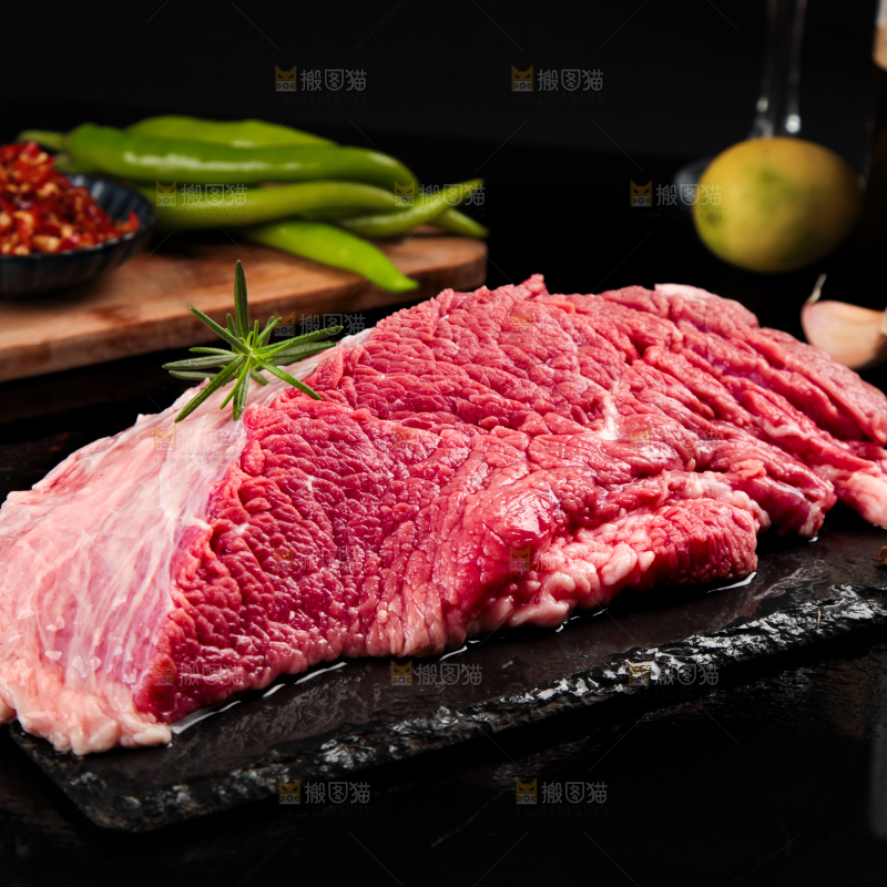 黑石板上的草原散养牛腿肉