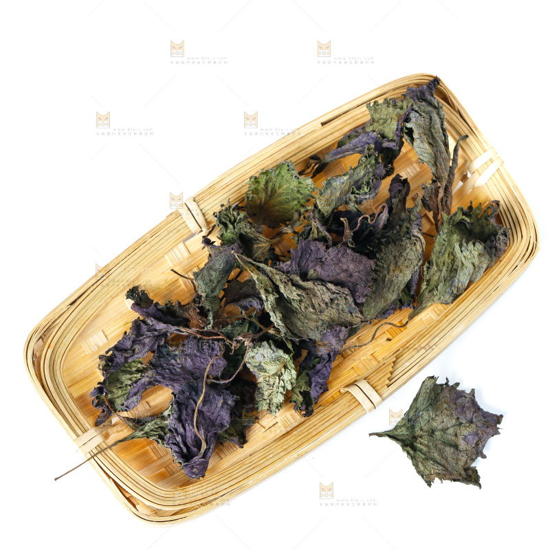 一筐干紫苏叶放在白底上