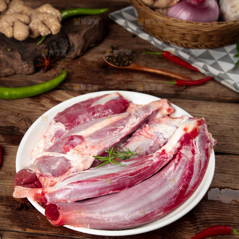 盘子里装着牛腿肉