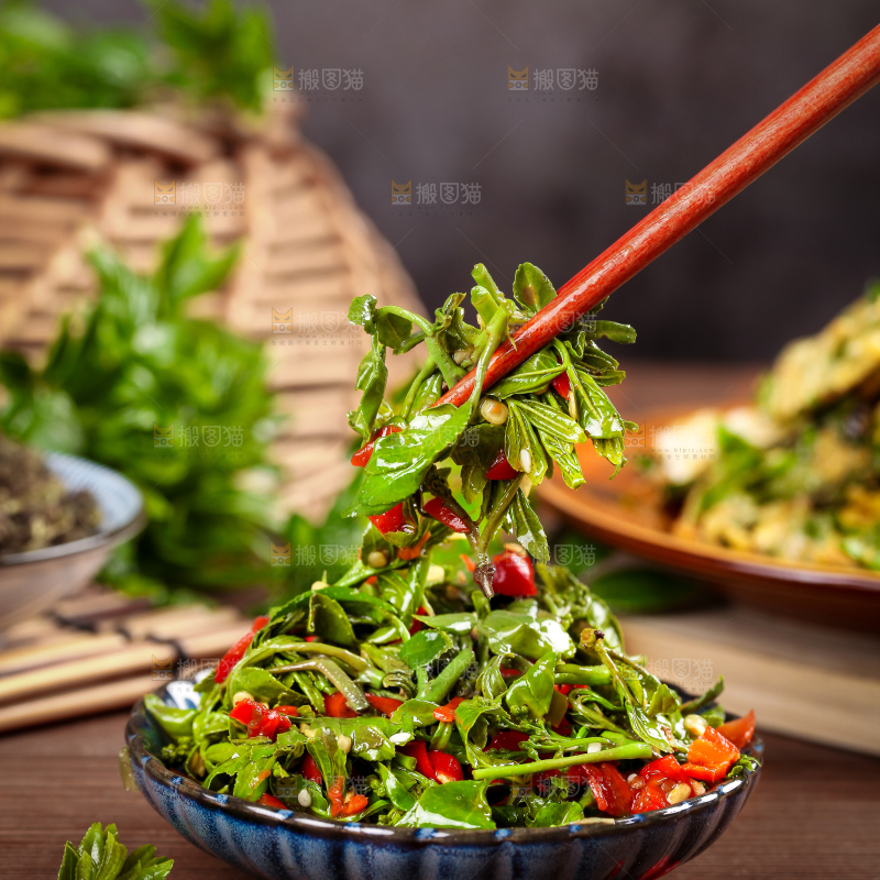 筷子夹着凉拌花椒芽