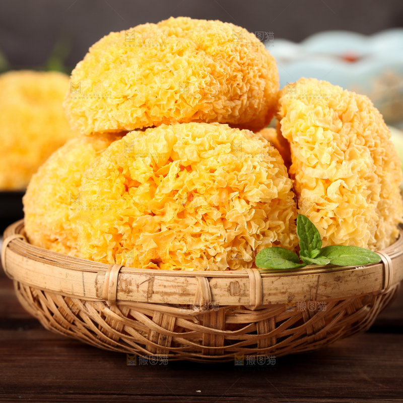 一筐糯银耳放在木底上