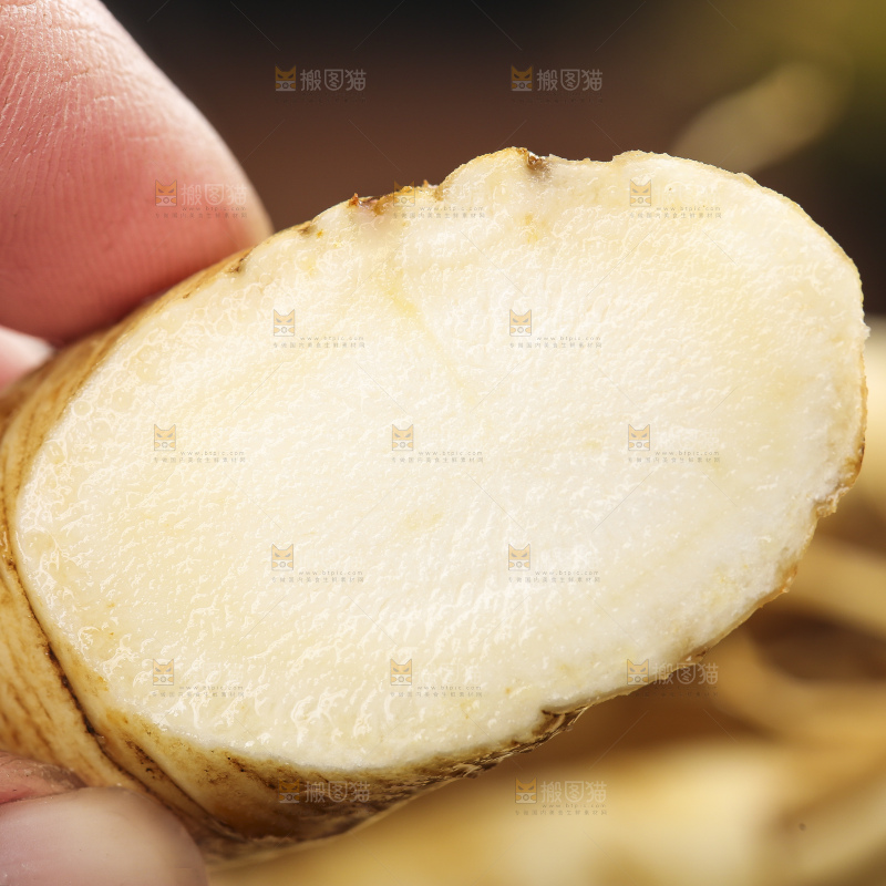 手拿切开的人参