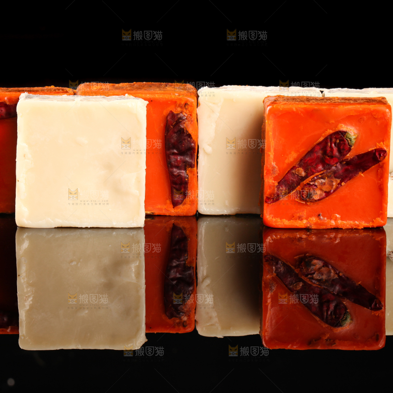黑底上的鸳鸯火锅料